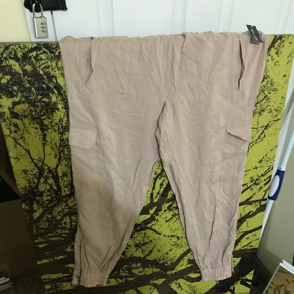 Woman’s Tapered Bottom Pants Size Large NWT